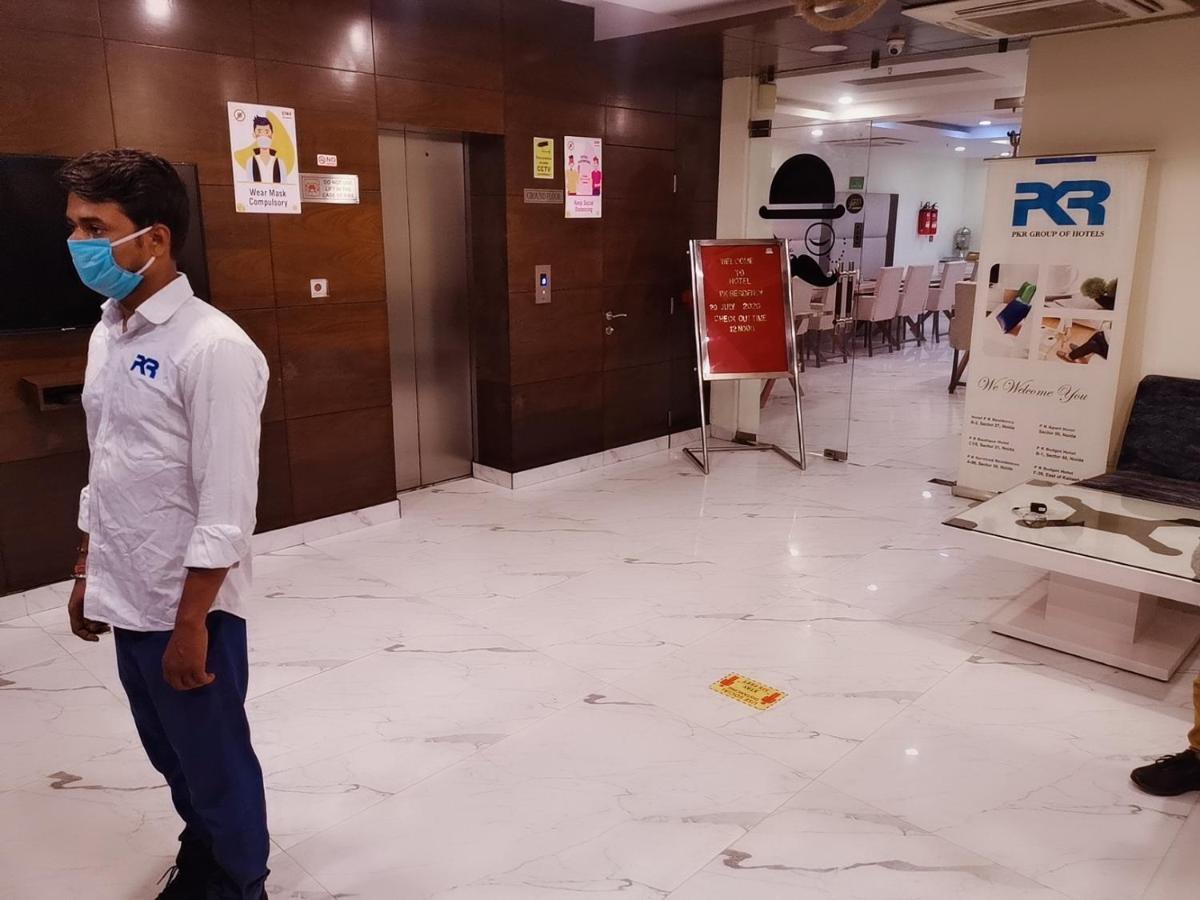 Hotel Pk Residency ノイダ エクステリア 写真