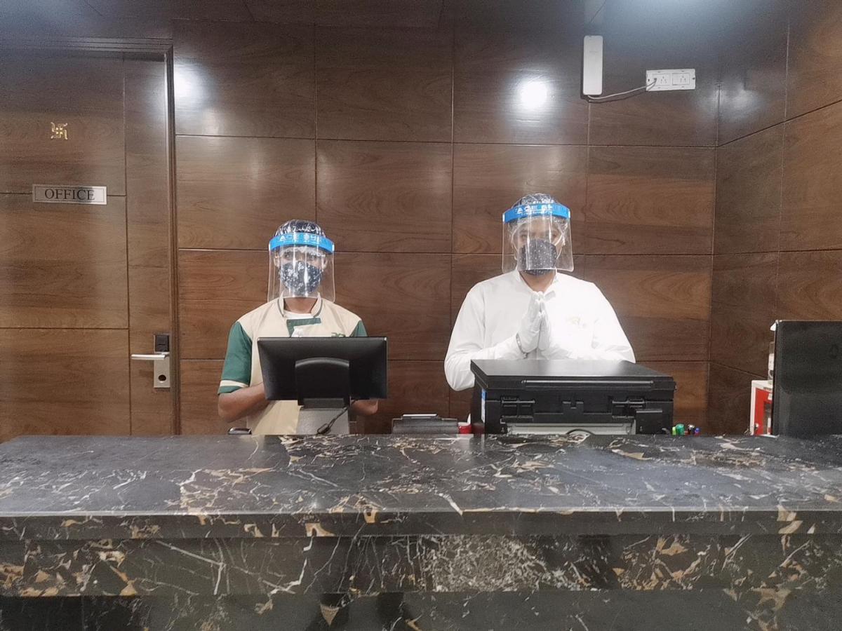 Hotel Pk Residency ノイダ エクステリア 写真