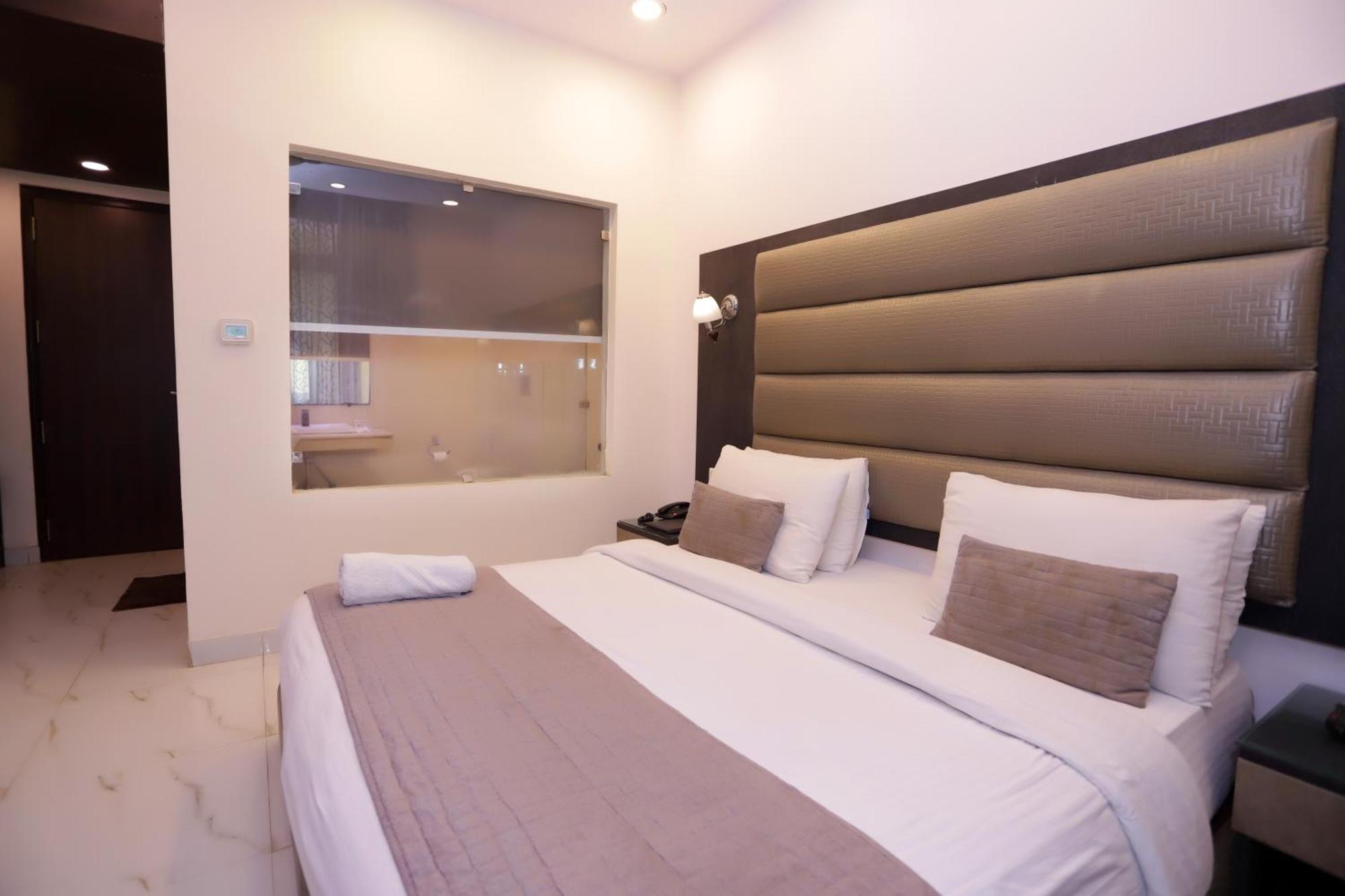 Hotel Pk Residency ノイダ エクステリア 写真