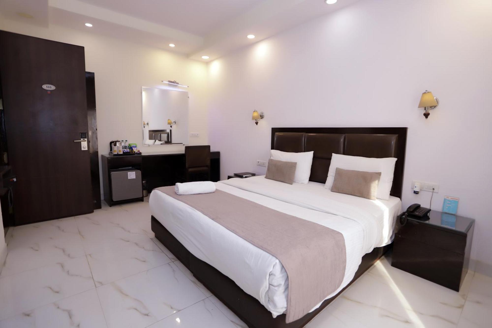 Hotel Pk Residency ノイダ エクステリア 写真