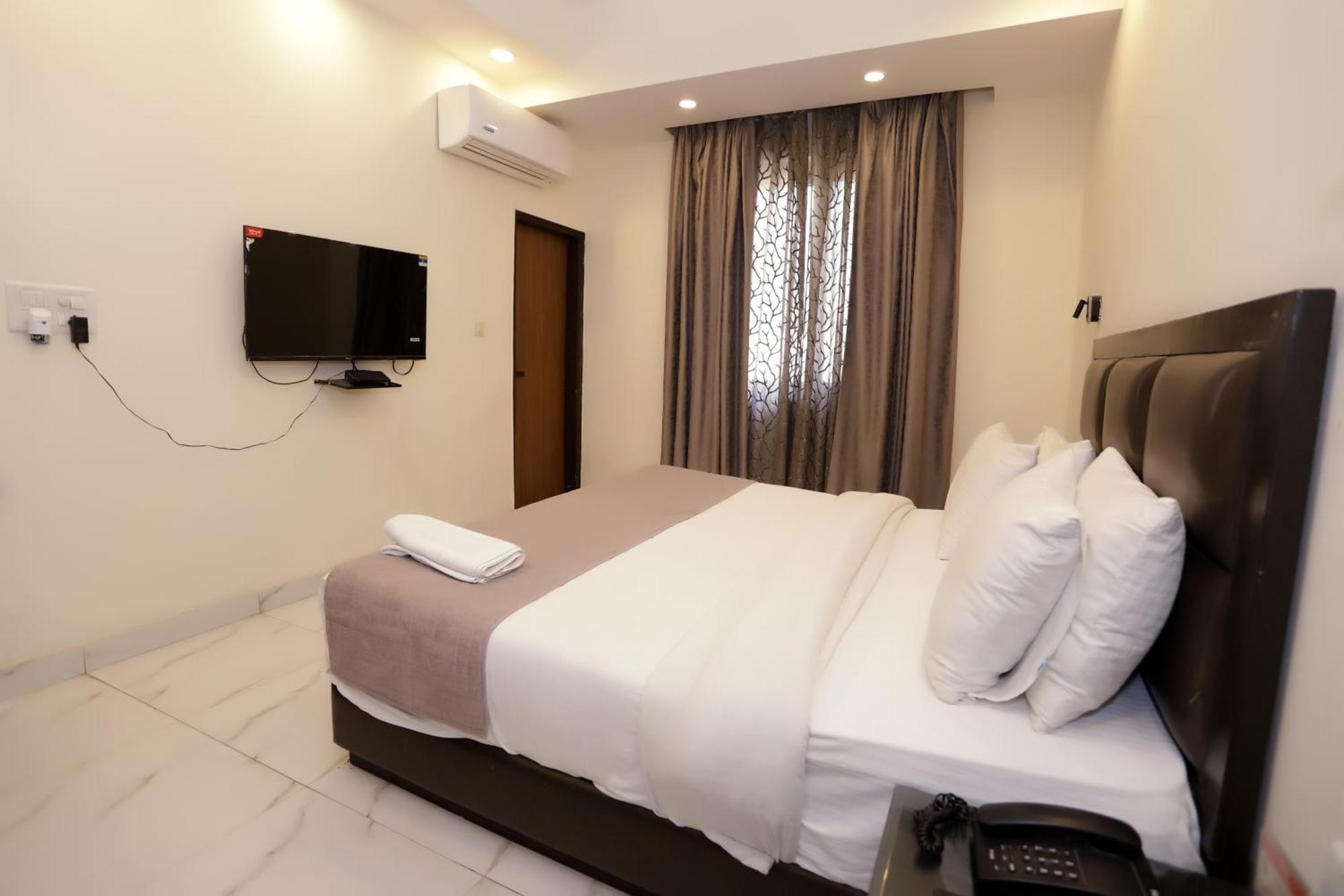 Hotel Pk Residency ノイダ エクステリア 写真