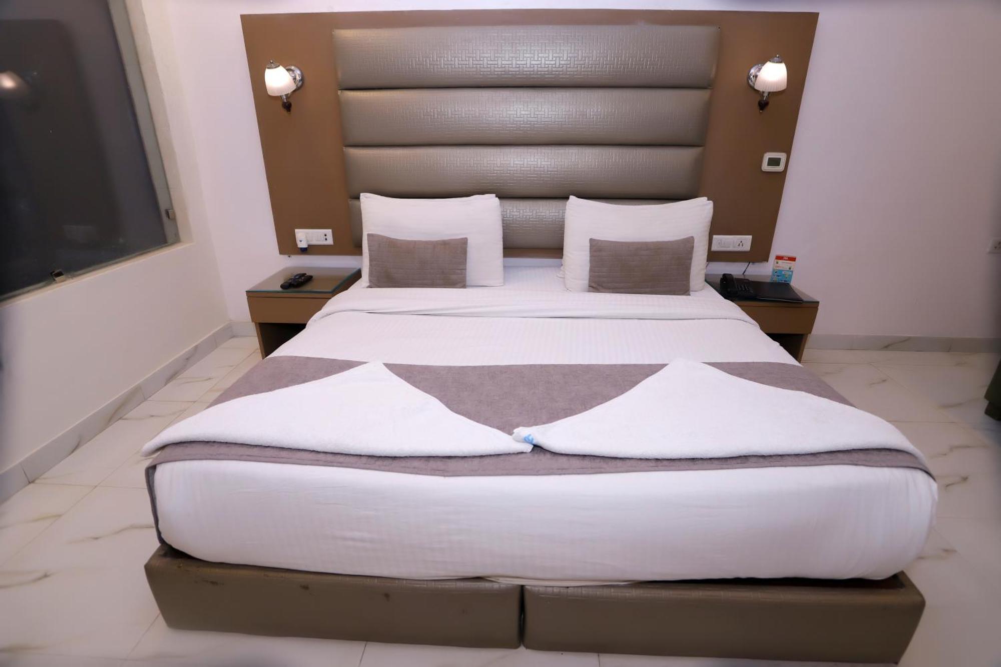 Hotel Pk Residency ノイダ エクステリア 写真