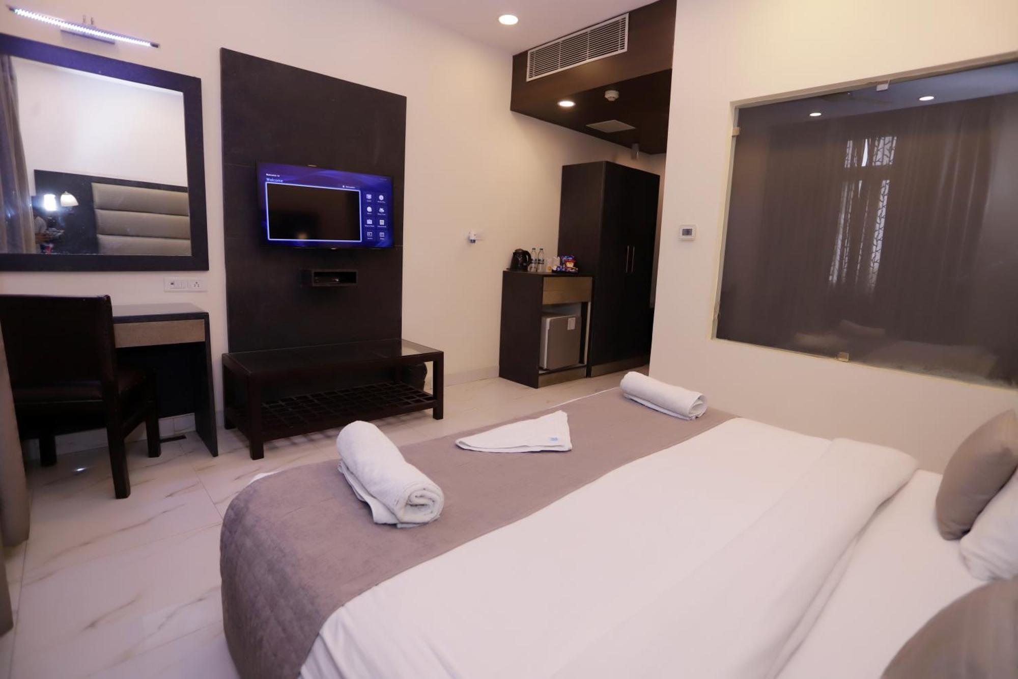 Hotel Pk Residency ノイダ エクステリア 写真
