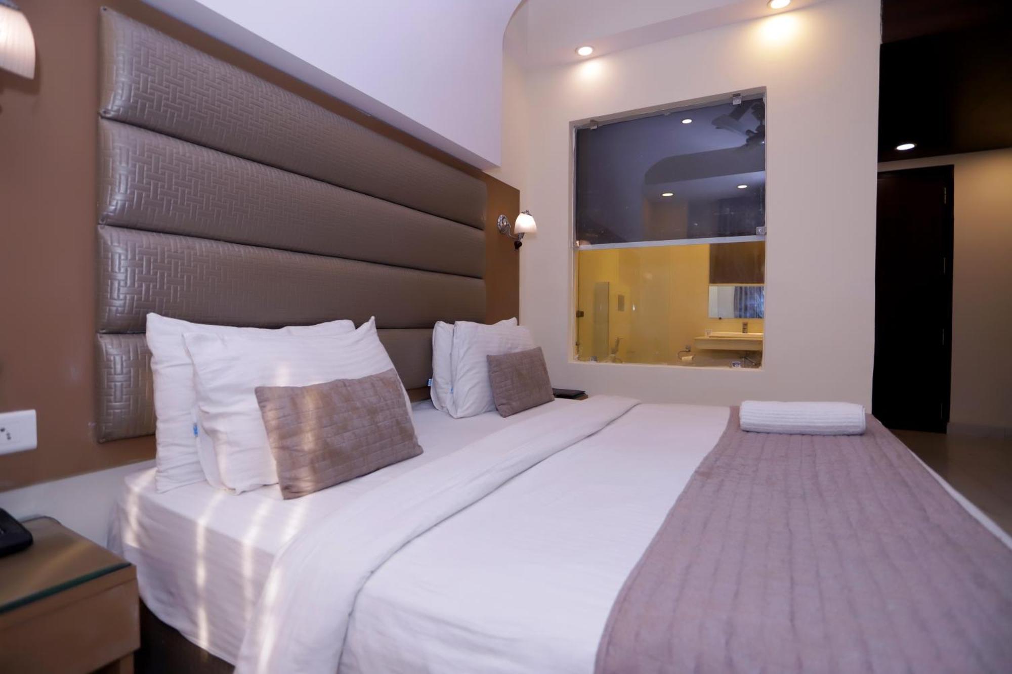 Hotel Pk Residency ノイダ エクステリア 写真