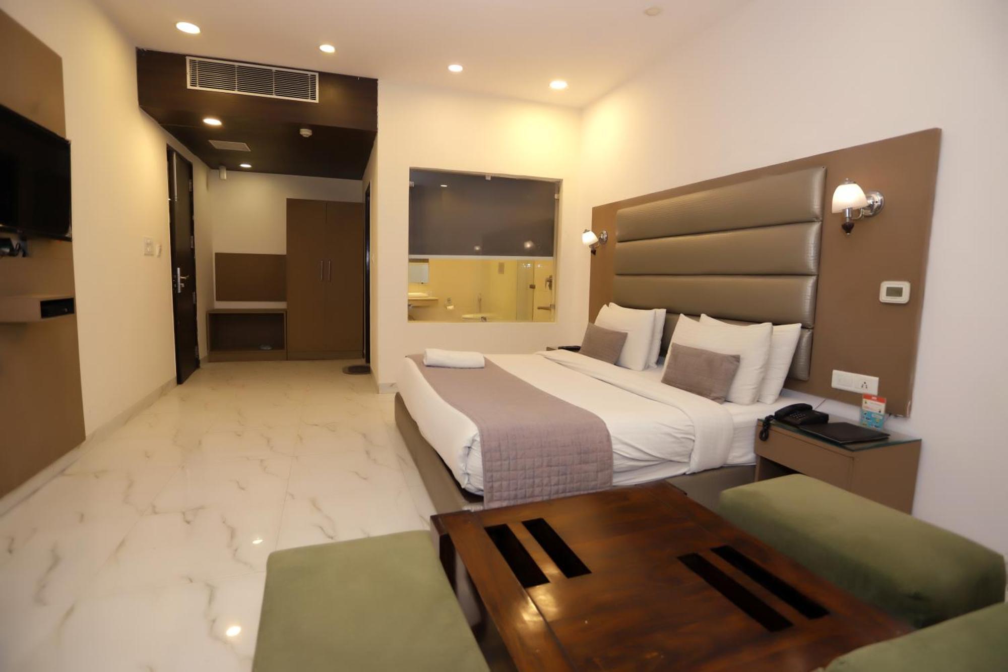 Hotel Pk Residency ノイダ エクステリア 写真