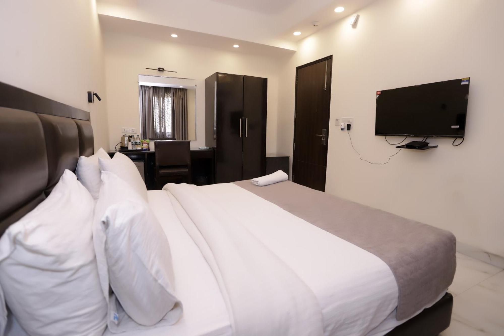 Hotel Pk Residency ノイダ エクステリア 写真