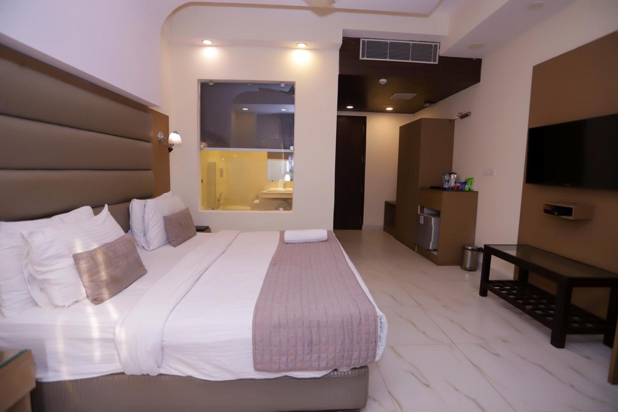 Hotel Pk Residency ノイダ エクステリア 写真