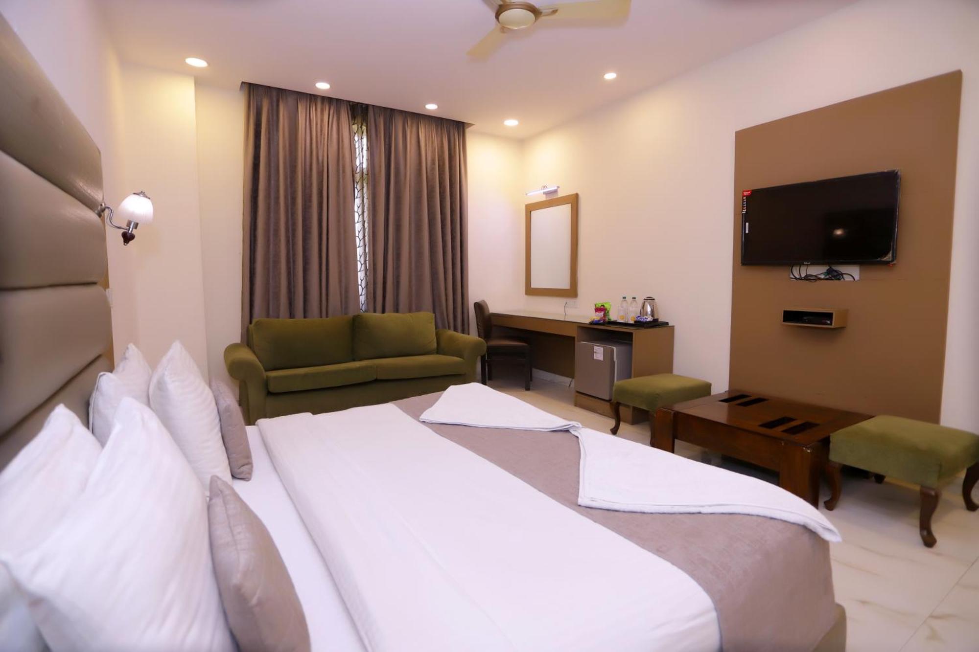 Hotel Pk Residency ノイダ エクステリア 写真