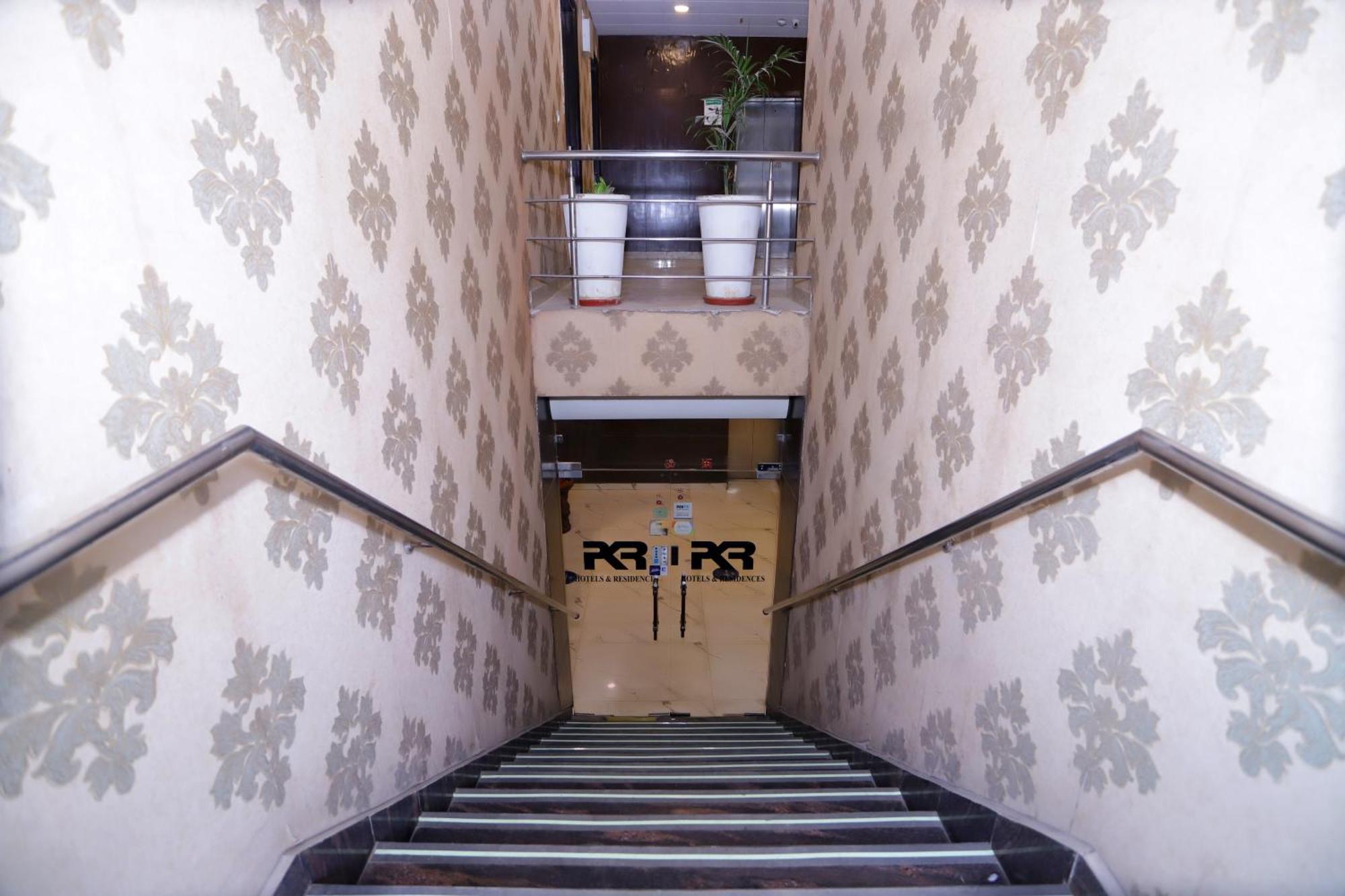 Hotel Pk Residency ノイダ エクステリア 写真