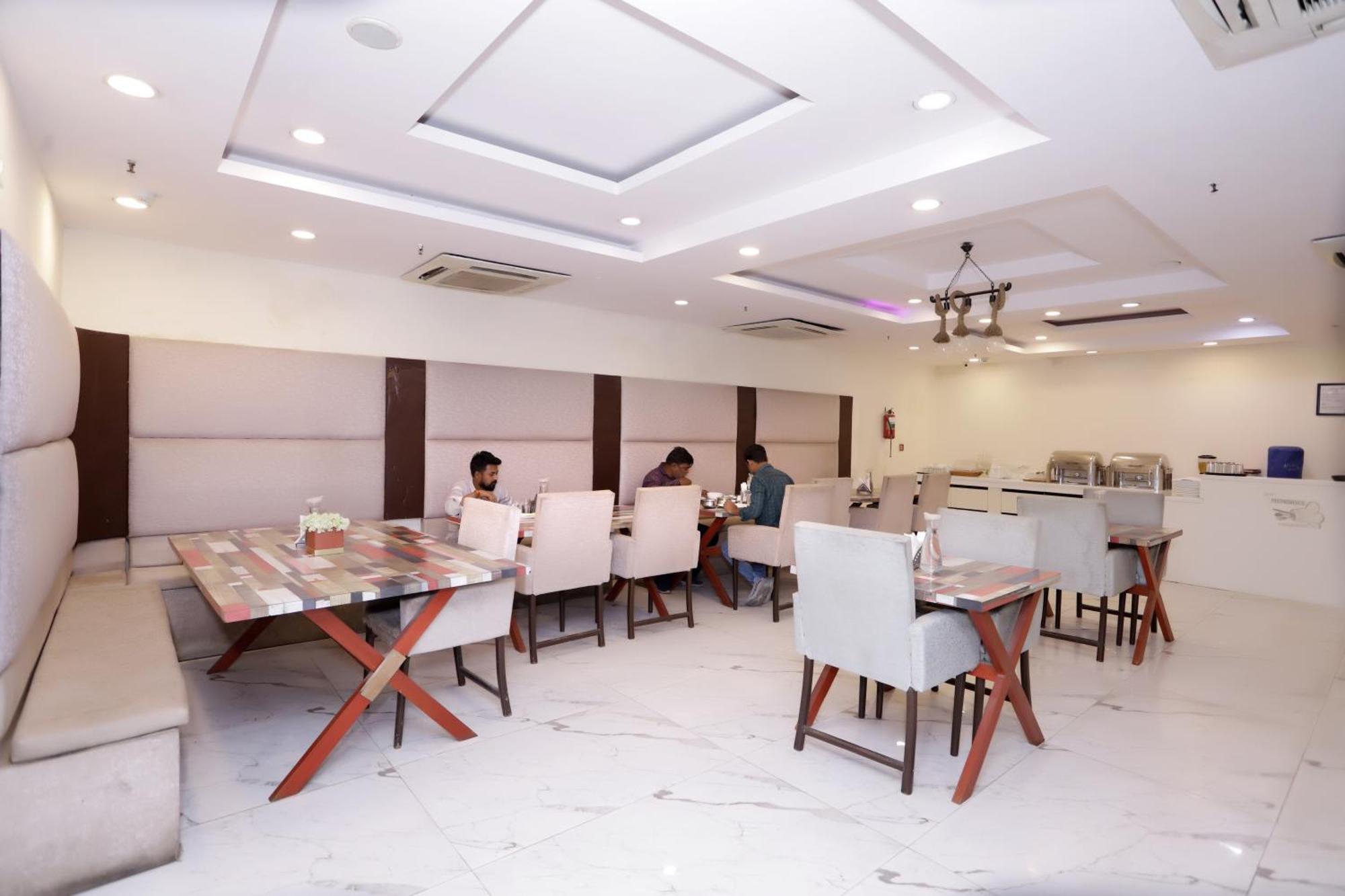 Hotel Pk Residency ノイダ エクステリア 写真