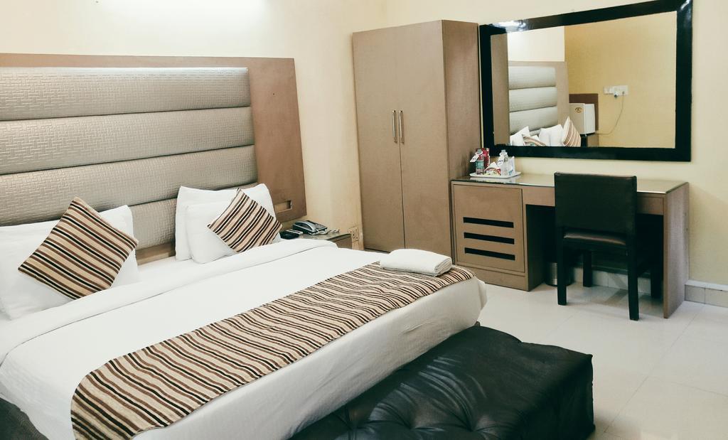 Hotel Pk Residency ノイダ エクステリア 写真