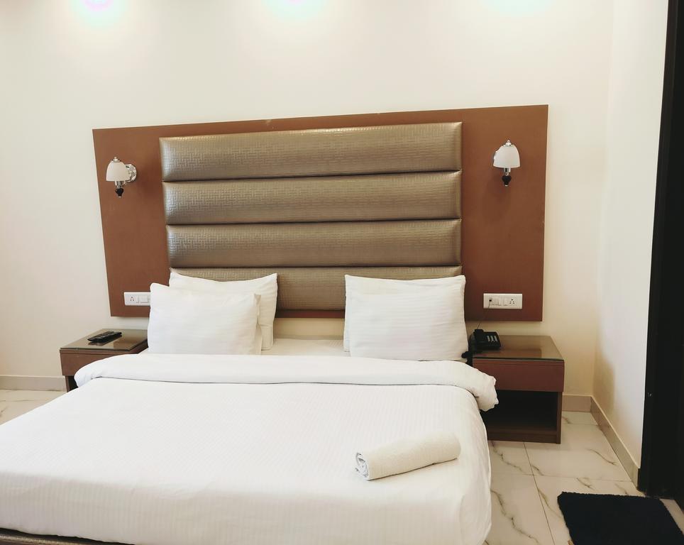 Hotel Pk Residency ノイダ エクステリア 写真
