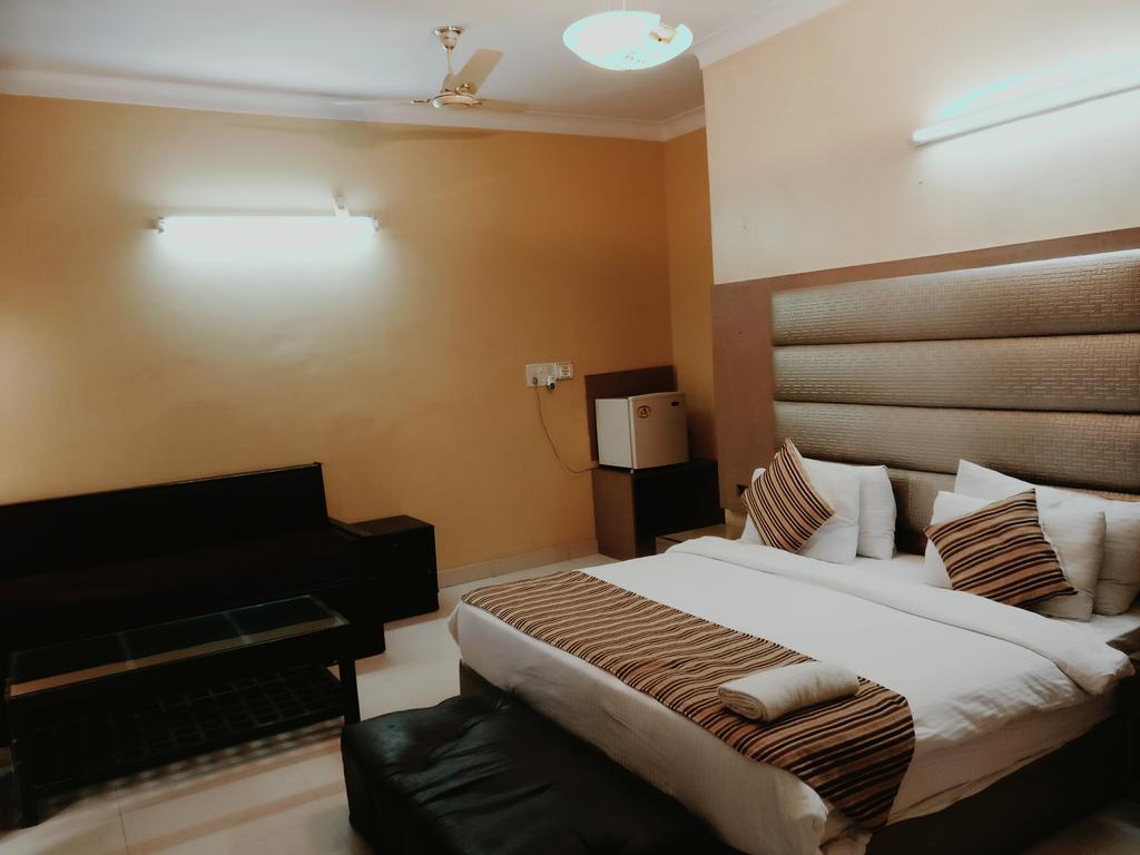 Hotel Pk Residency ノイダ エクステリア 写真