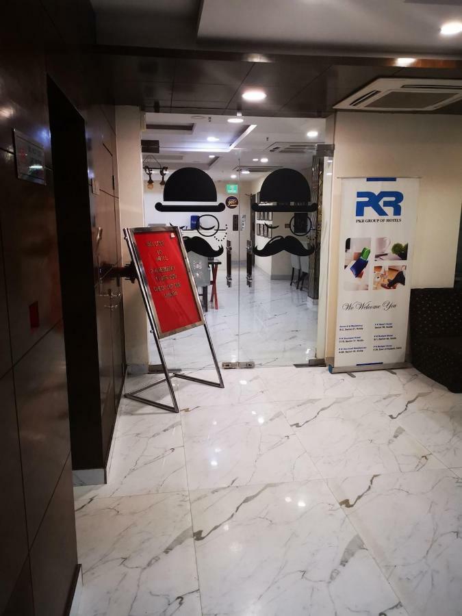 Hotel Pk Residency ノイダ エクステリア 写真