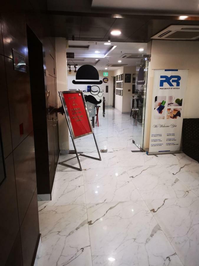 Hotel Pk Residency ノイダ エクステリア 写真