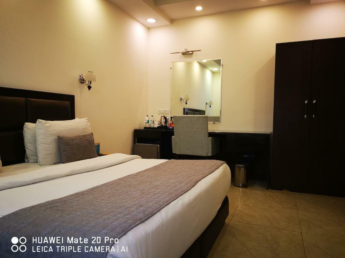 Hotel Pk Residency ノイダ エクステリア 写真